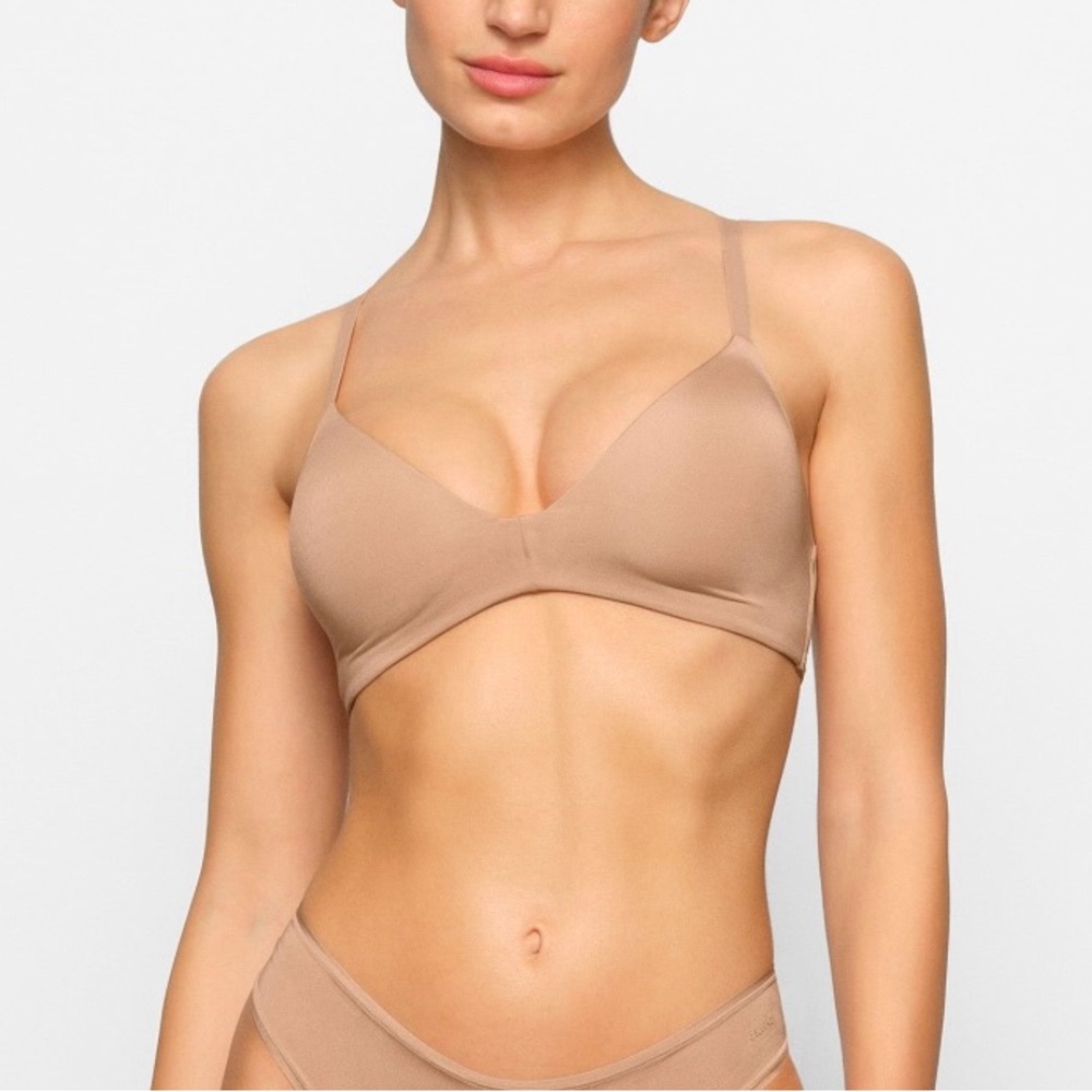 SKIMS *NWT BODY LIGHTLY LINED BRA